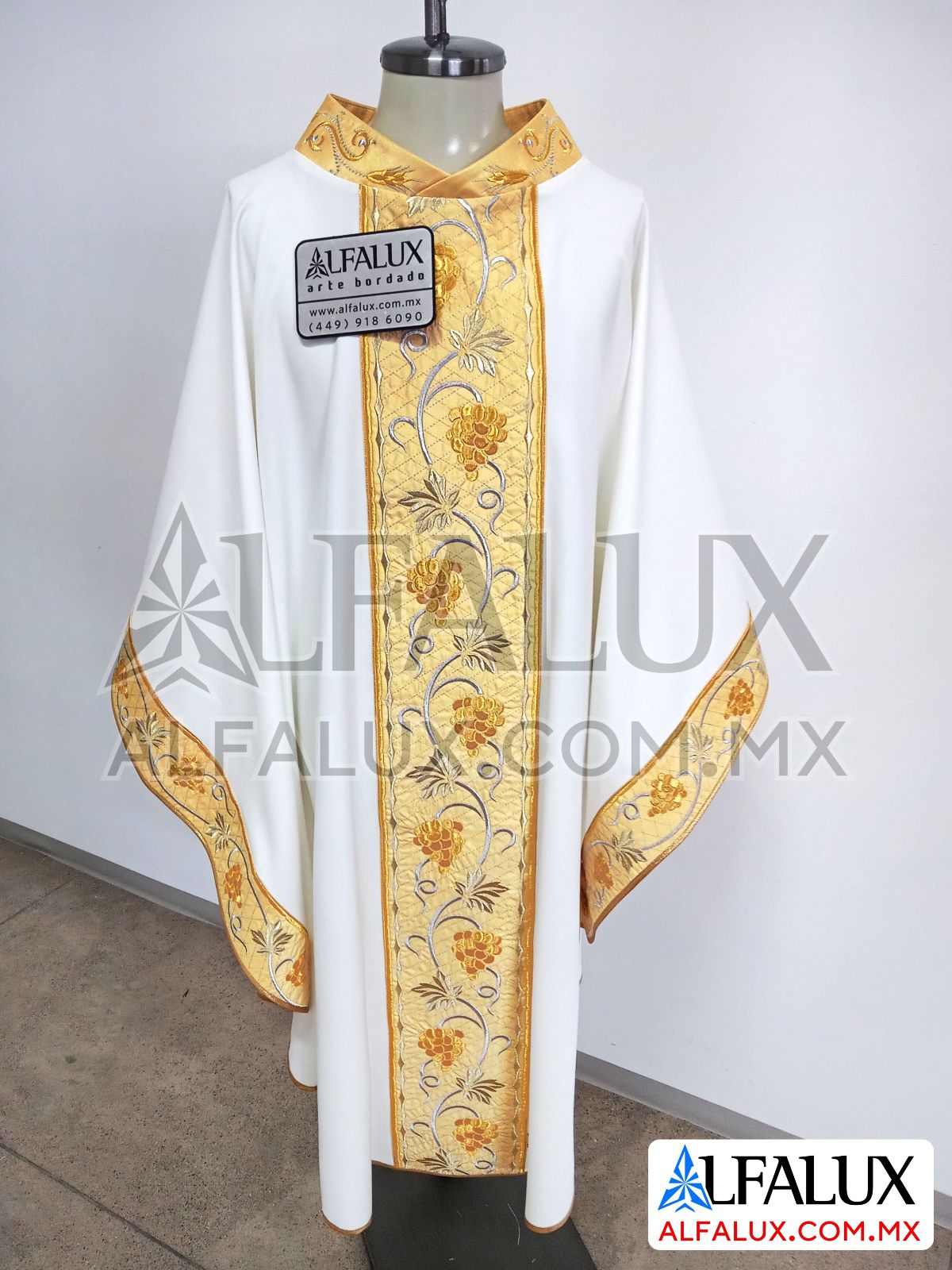 03 Uvas CASULLA Perla Brocado Dorado Laterales ClloBord apa1